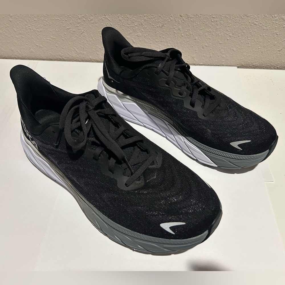 Hoka Arahi 6 Women’s shoe, size 11B, Black